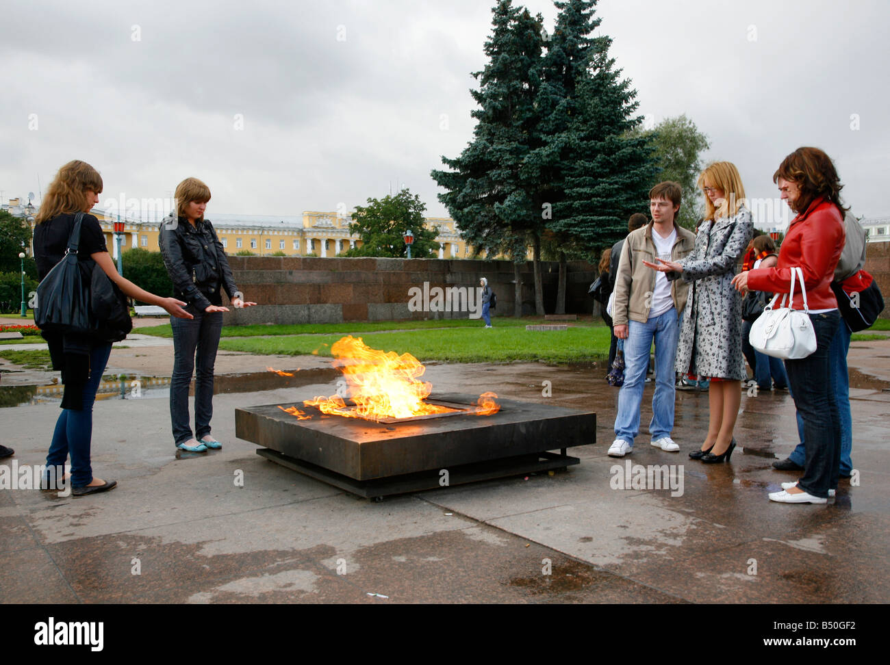 Aug 2008 - People standing by the eternal Flame at the Field of Mars St Petersburg Russia Stock Photo