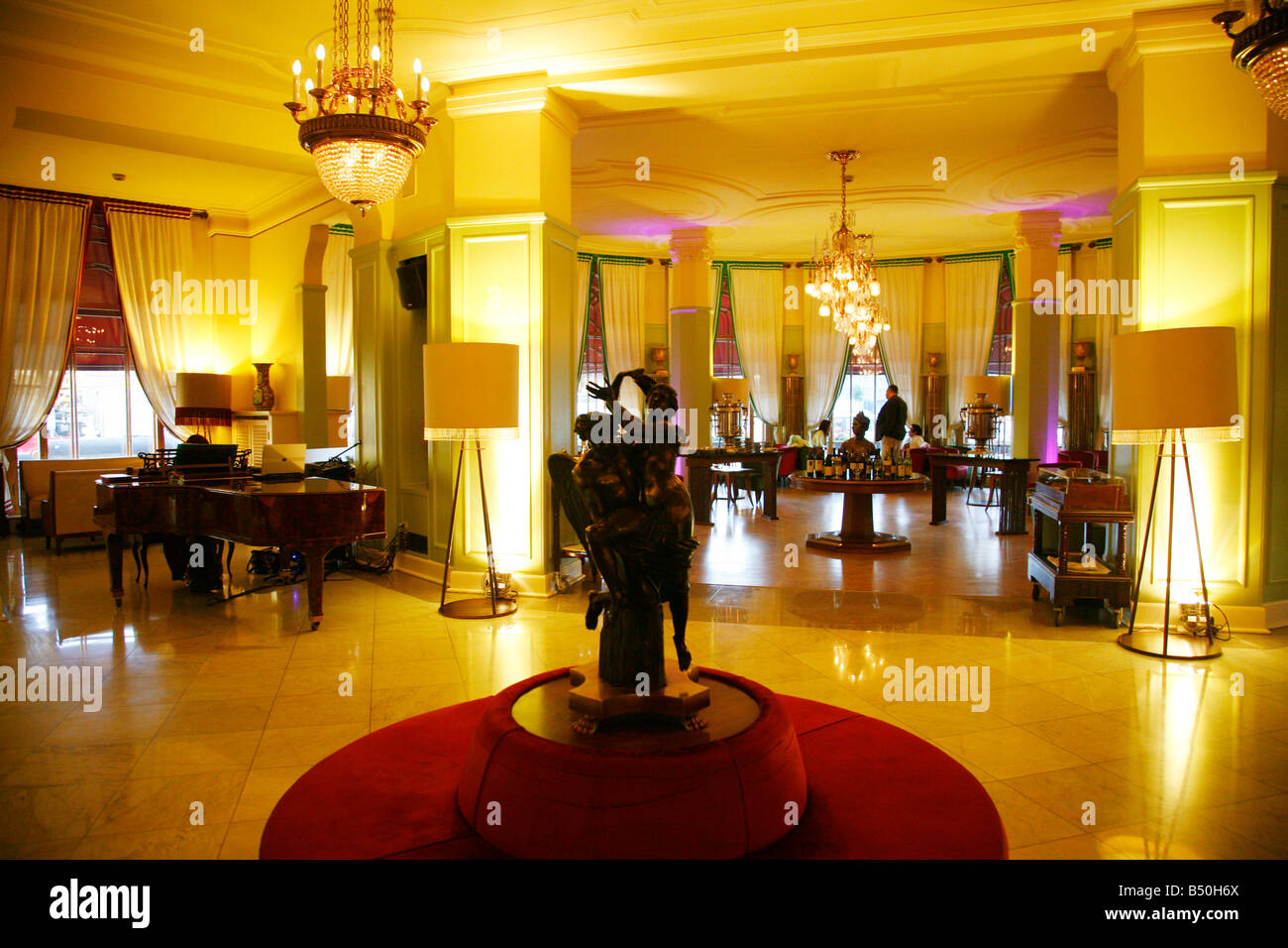 Luxury hotel lobby hi-res stock photography and images - Alamy