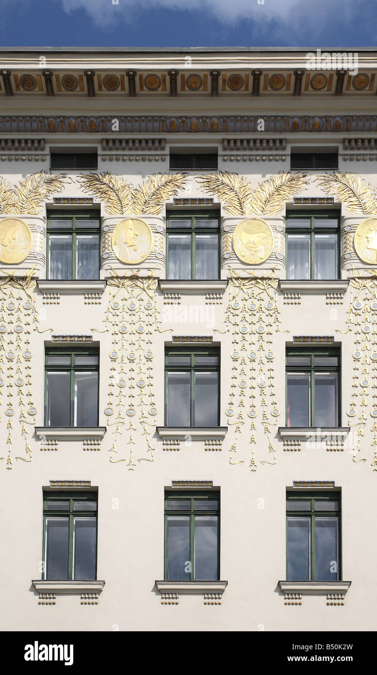 Wien, Linke Wienzeile Nr. 38, Wohnhaus von Otto Wagner 1898-1899, Goldene Medaillons von Koloman Moser Stock Photo