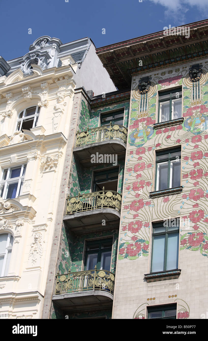 Wien, Linke Wienzeile Nr. 40, Wohnhaus von Otto Wagner 1898-1899, '''Majolikahaus'', Balkone und Nachbarhaus, Ranken' Stock Photo