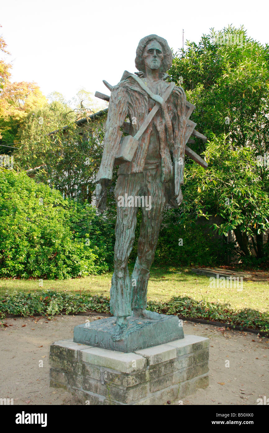 Statue of Vincent Van Gogh by Ossip Zadkine in 1961 in the parc Van-Gogh in  Auvers sur Oise Stock Photo - Alamy