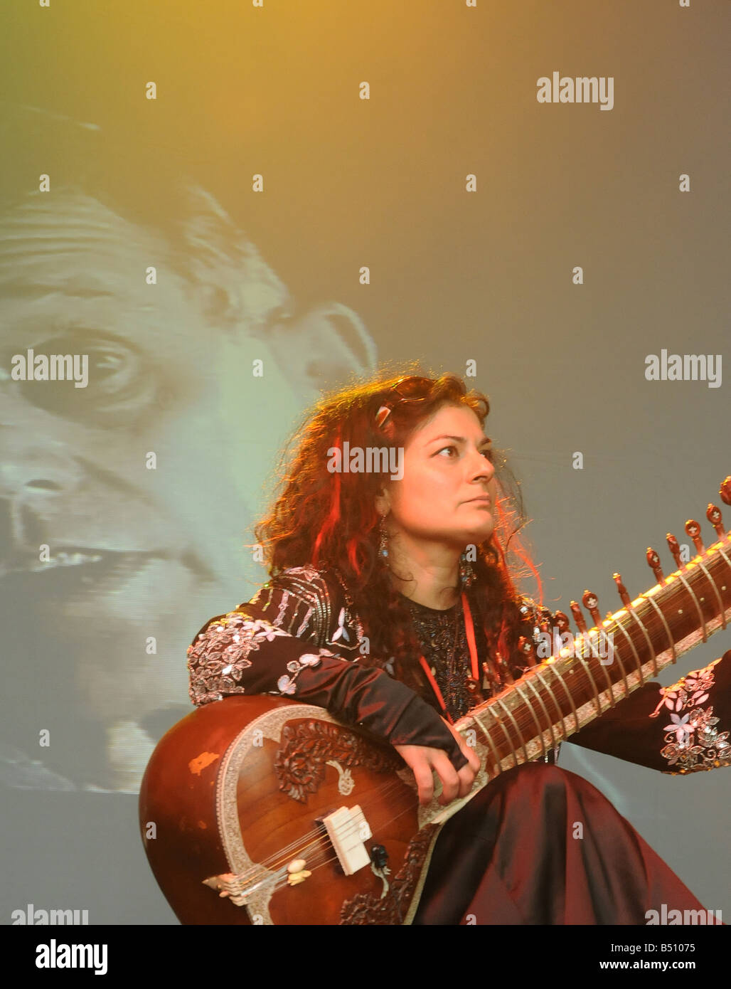 Shiela Chandra from Imagined village performing at Wychwood Festival June 2008 Stock Photo
