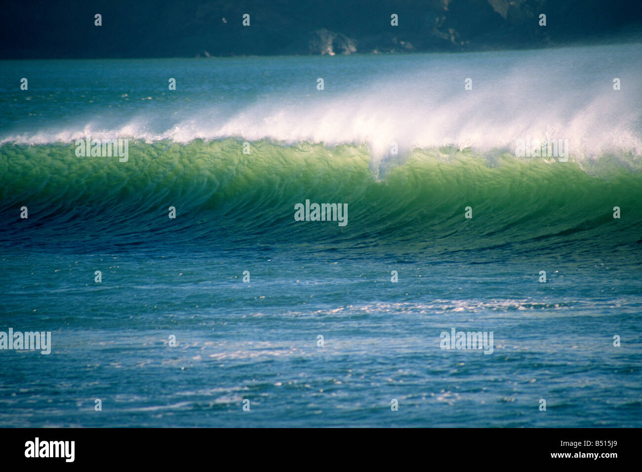Crashing wave on shore hi-res stock photography and images - Alamy