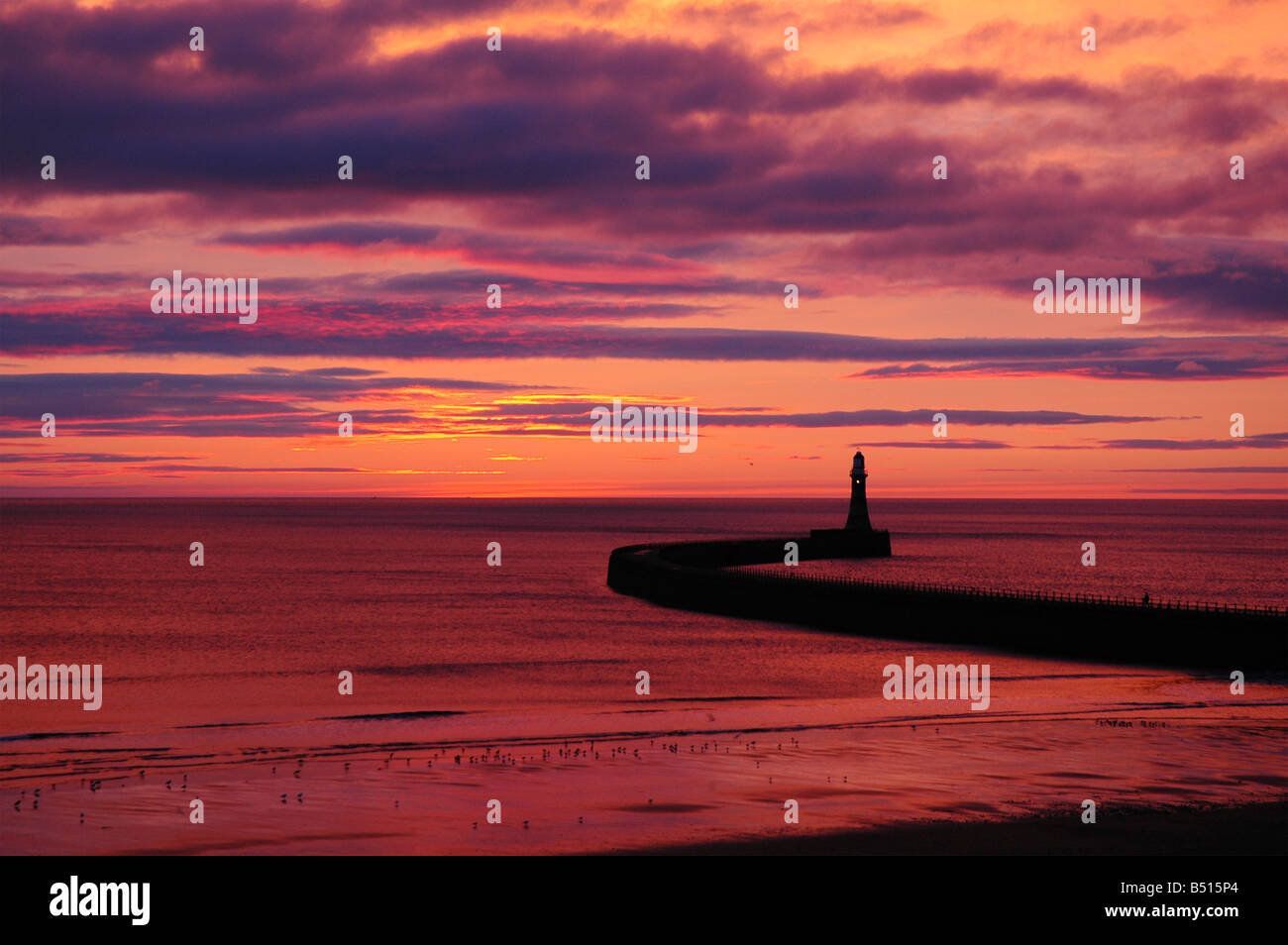 Red sky at morning hi-res stock photography and images - Alamy