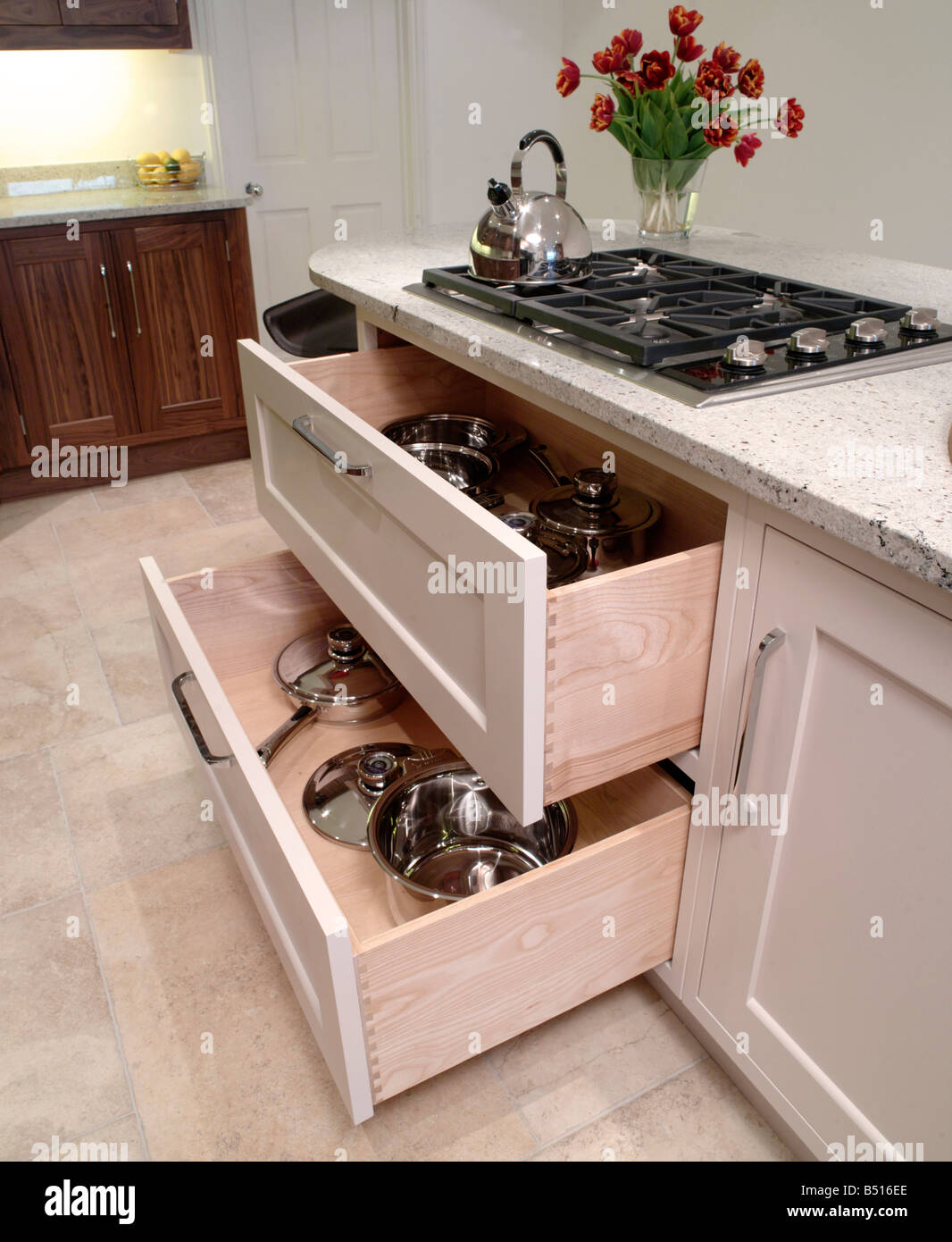 Kitchen drawers open under hob hi-res stock photography and images - Alamy