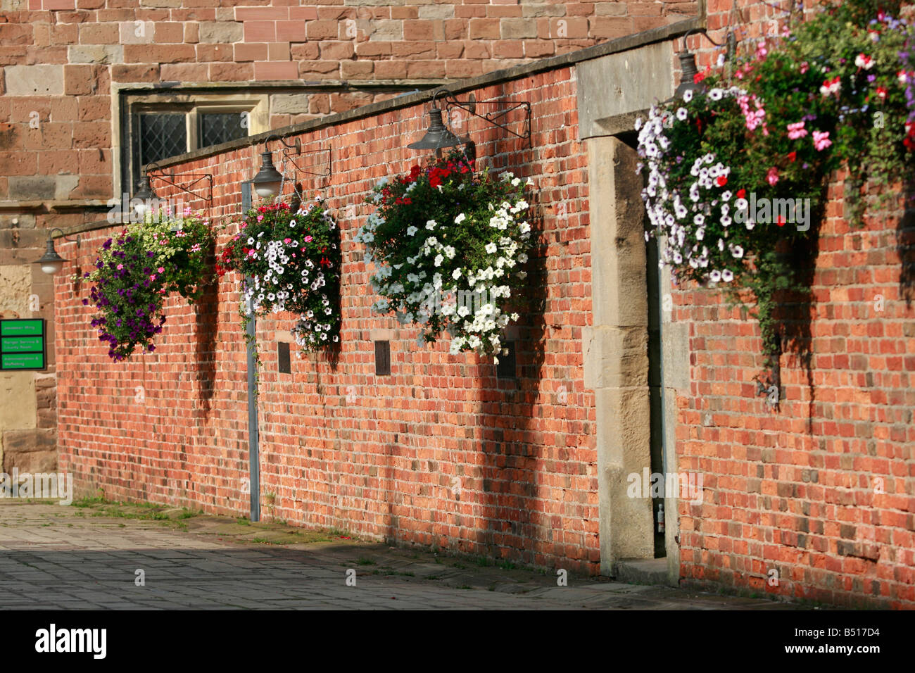 Old mansion courtyard hi-res stock photography and images - Alamy