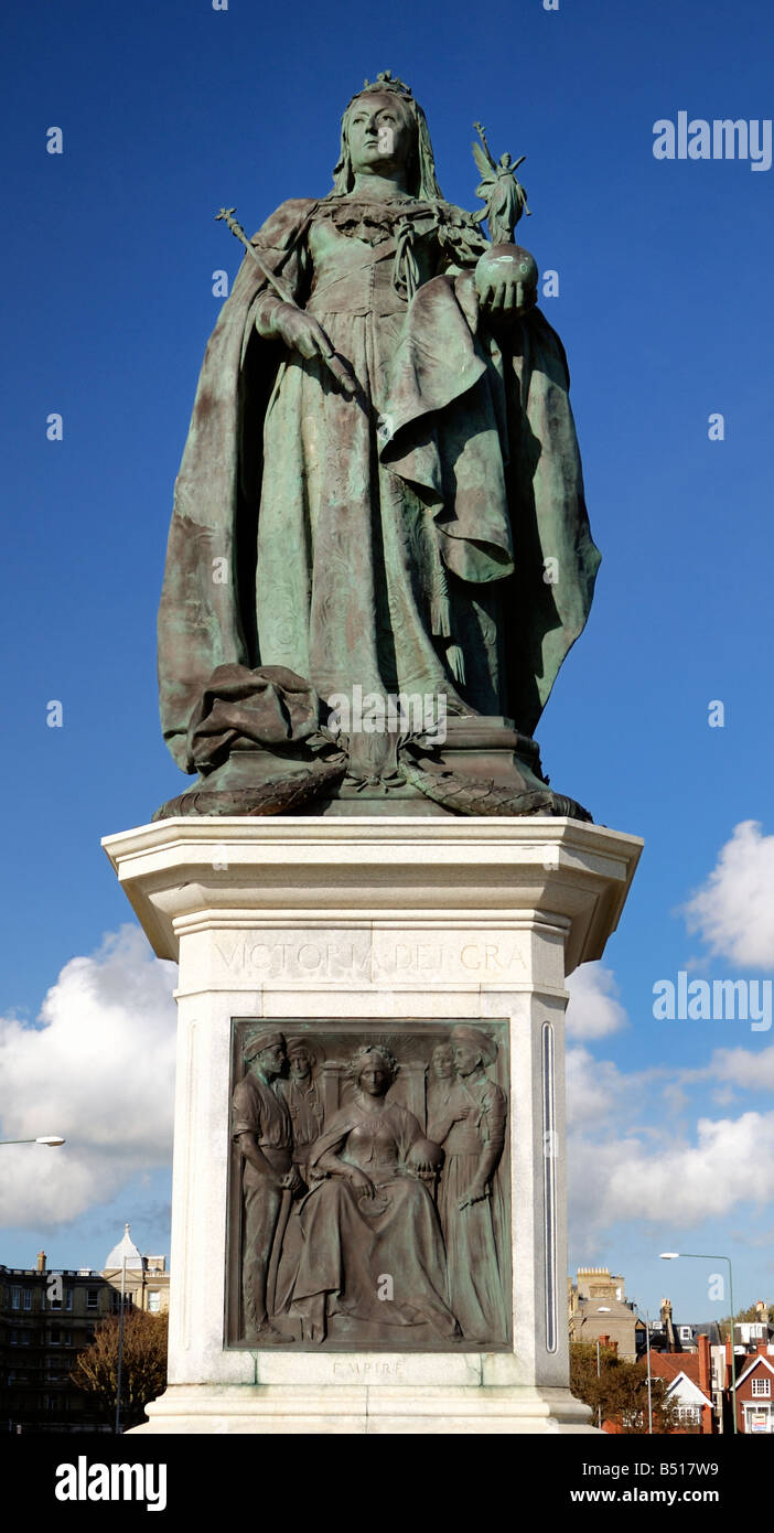 Queen Victoria statue Stock Photo Alamy