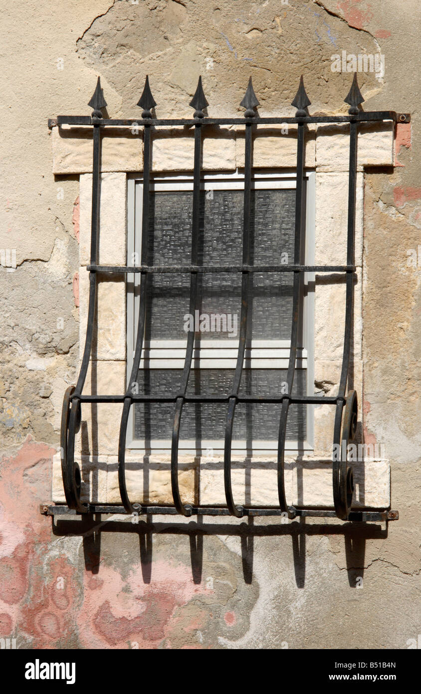 Metal bars over window hires stock photography and images Alamy