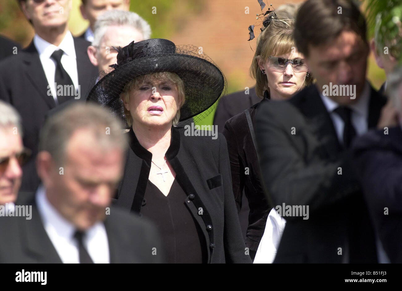 Caron Keating Funeral April 2004 St Peters Church in the grounds of Hever Castle in Kent Picture shows mother Gloria Hunniford pallbearer Richard Madeley Stock Photo