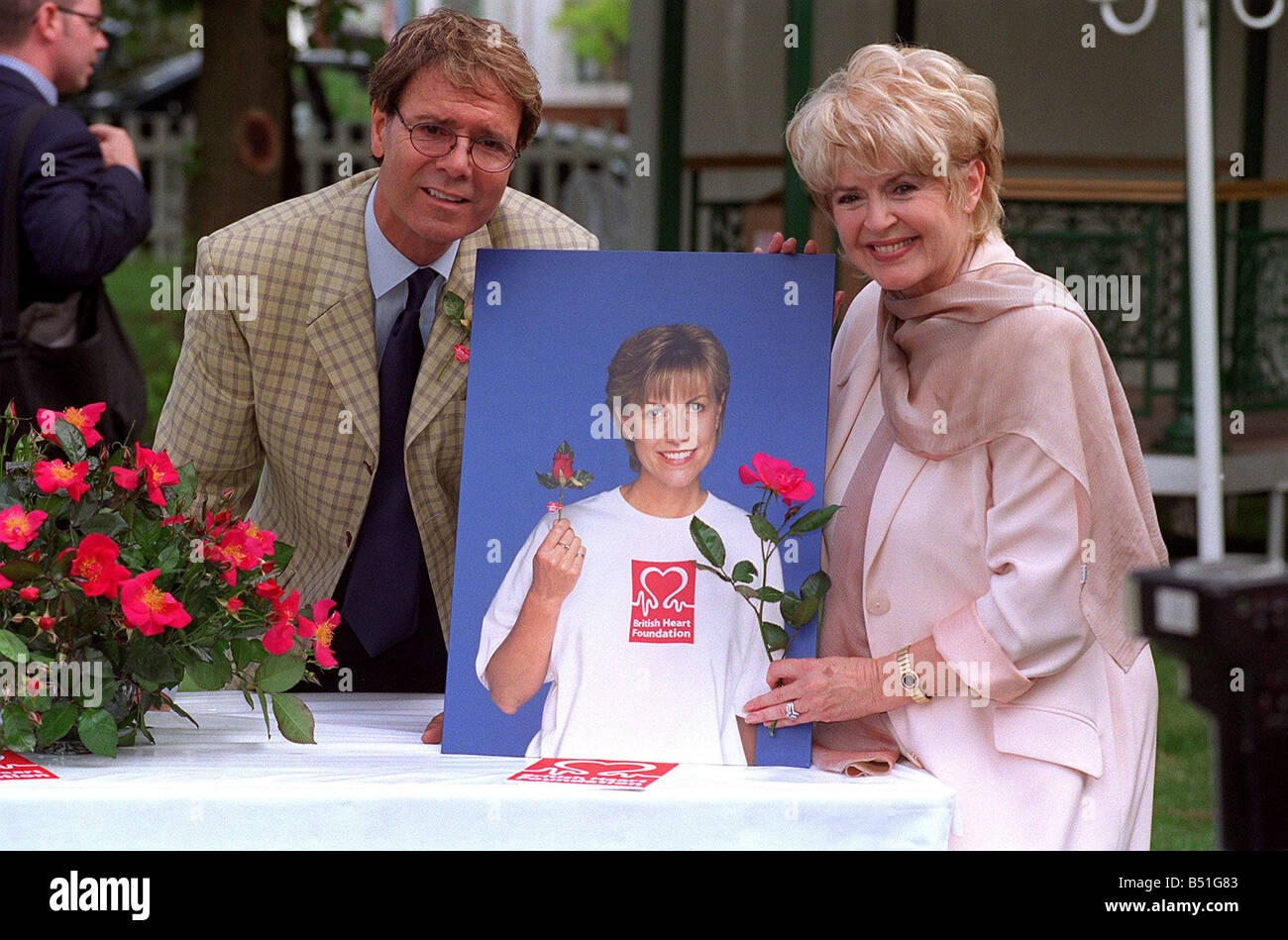 Cliff Richard and Gloria Hunniford in July 1999 at Hampton Court Flower