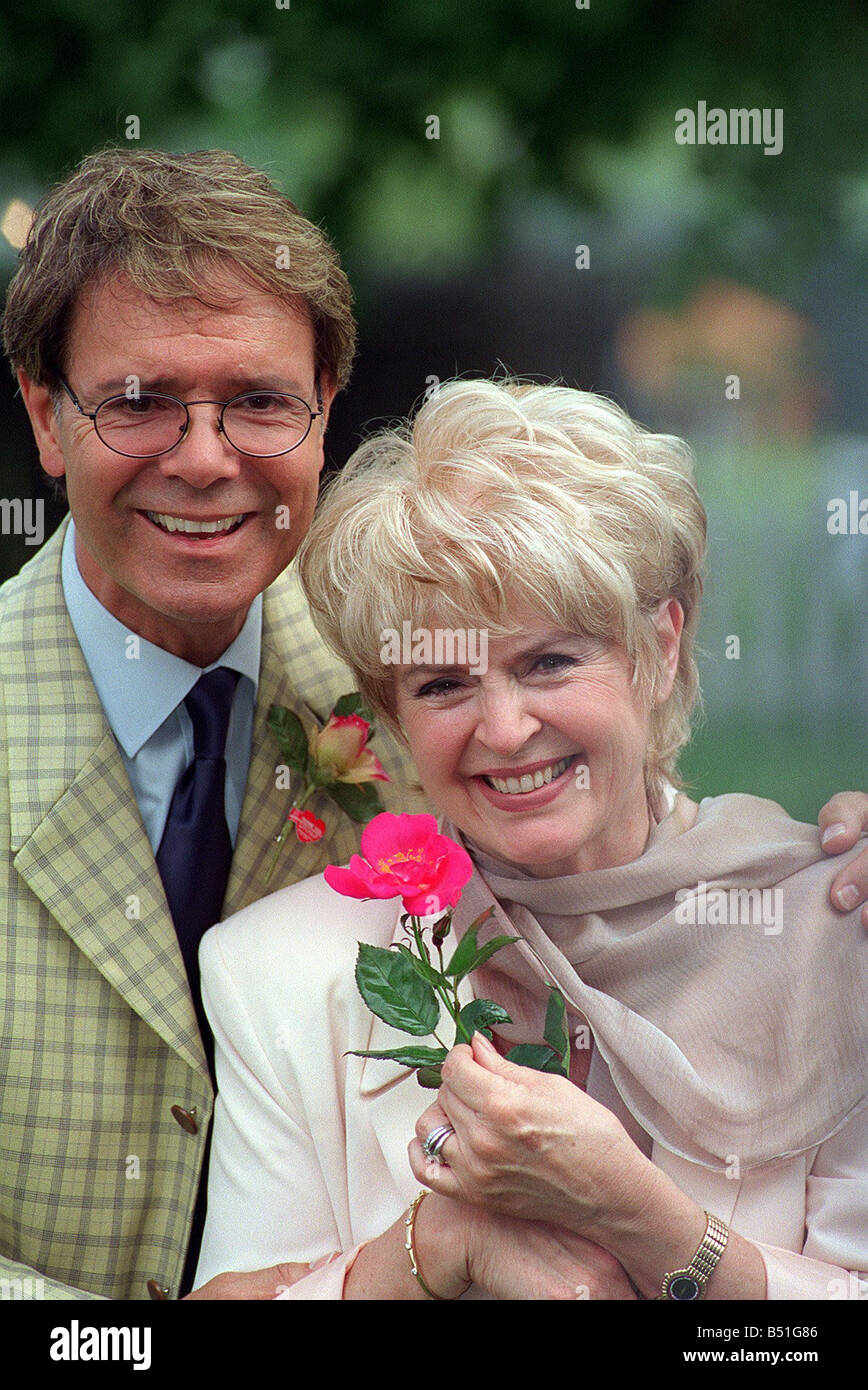 Cliff Richard and Gloria Hunniford in July 1999 at the Hampton Court