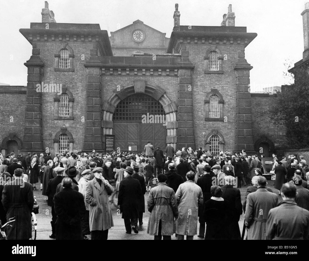 Ruth Ellis Execution;General view showing crowd outside Wandsworth prison at 9 O' clock on the morning of thr execution of Ruth Stock Photo