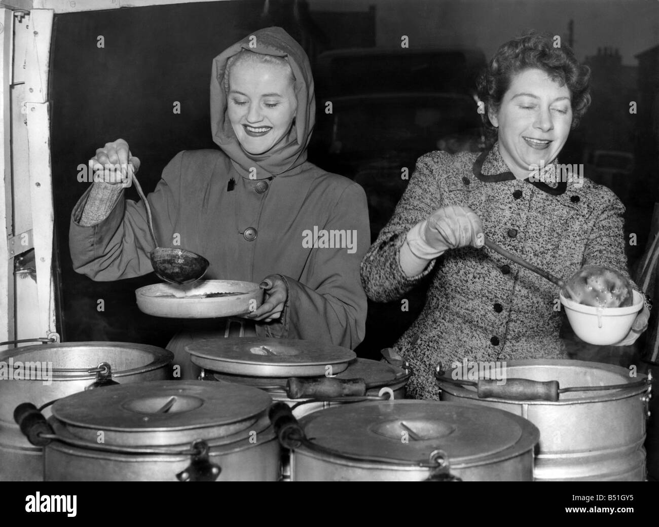 The Soup Kitchen 13 10 Women From The Wrvs Seen Here Serving Hot Food And Soup From A Mobile Soup Kitchen Circa 1940s Stock Photo Alamy