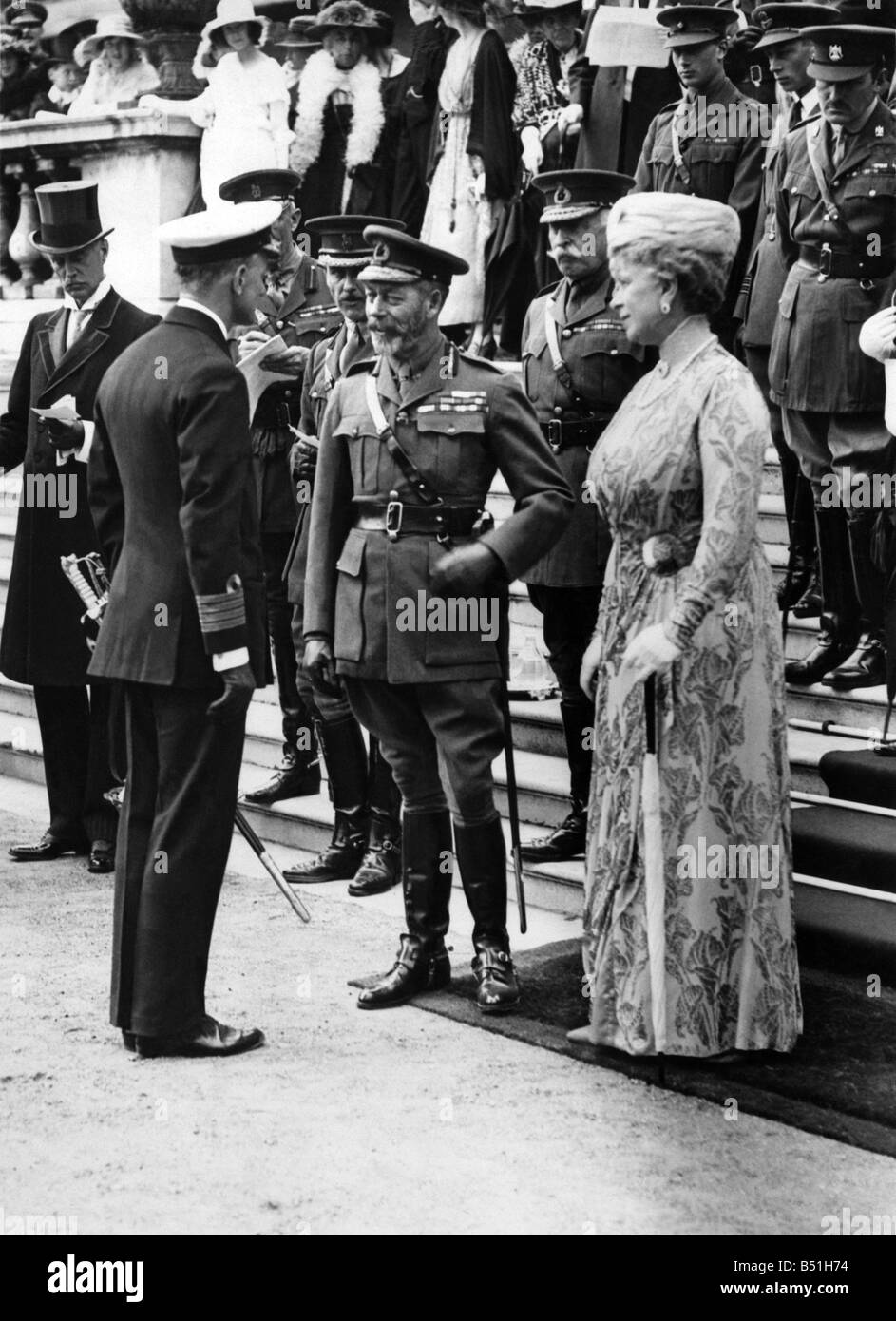 VC's Garden Party: Capt. A. F. Carpanter VC RN being received by King George V and Queen Mary. July 1920 P000162&#13;&#10; Stock Photo