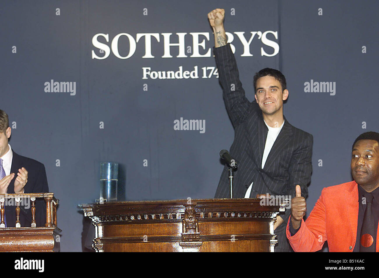 Pop star Robbie Williams at Sotheby s April 2001 where he auctioned off a load of his stuff for Give it Sum Comic Relief Stock Photo