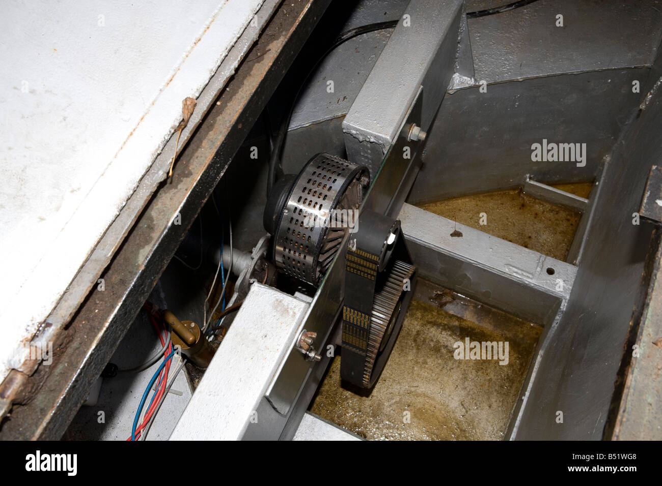 A 4kw rare earth motor drives the propeller via a belt Stock