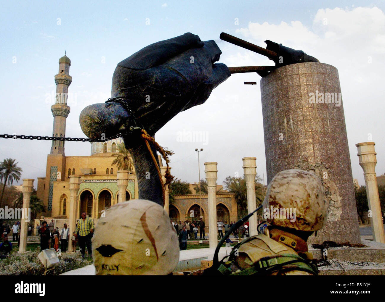 Saddam hussein statue april 2003 hi-res stock photography and images - Alamy