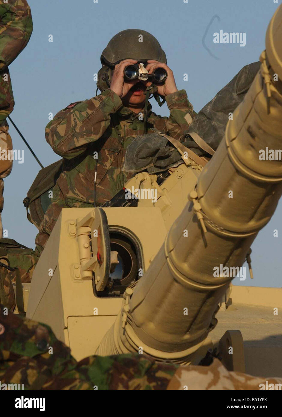 THE ROYAL SCOTS DRAGOON GUARDS OF B SQUADRON March 2003 AT THE PRACTICE  RANGE IN KUWAIT TANK COMMANDER LOOKING THROUGH BINOCULARS IRAQ WAR 2003  Stock Photo - Alamy