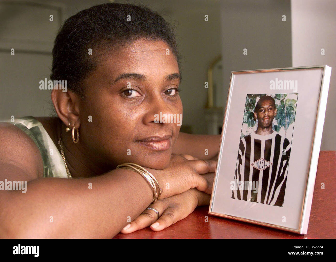 Doreen Lawrence July 1999 with a photograph of her murdered son Stephen Lawrence Stock Photo