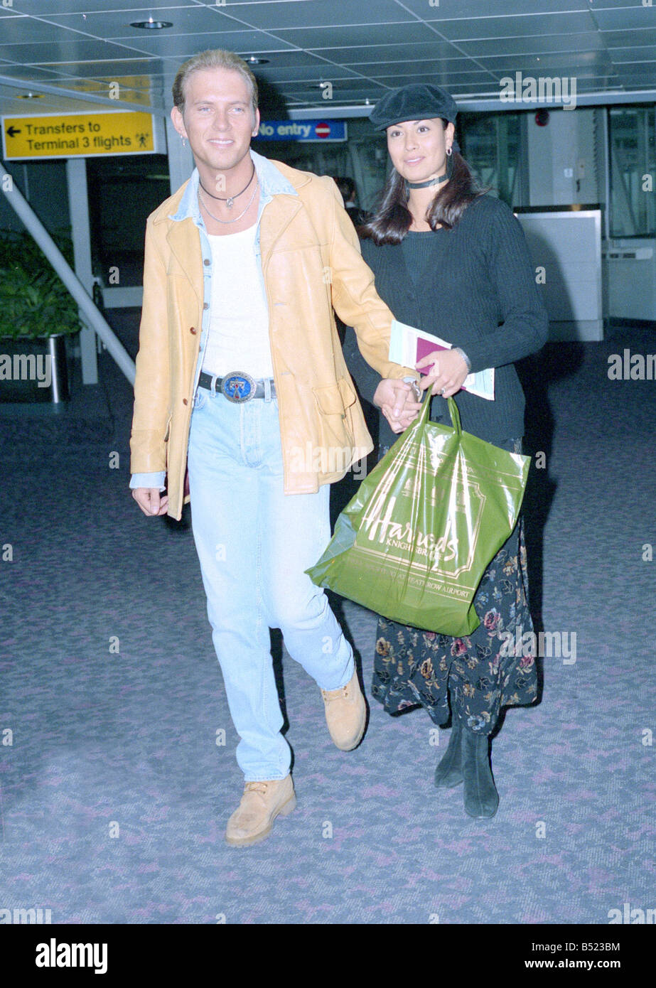 Matt Goss seen here returning to Heathrow Airport from Los Angeles with  model girlfriend Melanie Sykes Entertainment Couple Hand in hand Airport  December 1992 Mirrorpix 92 7560 Crawshaw Stock Photo - Alamy