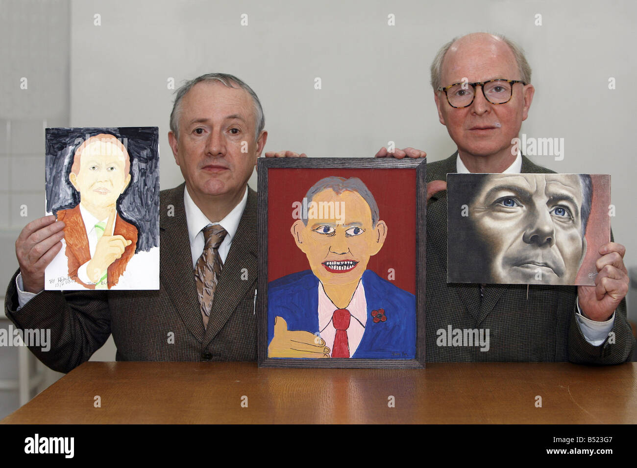 Pic James Vellacott Gilbert and George with the Winner middle by Harry Pye and runners up left 2nd by David Pingwall and right 3rd by Sarah Ewing of the Daily Mirror Tony Blair art competition Stock Photo