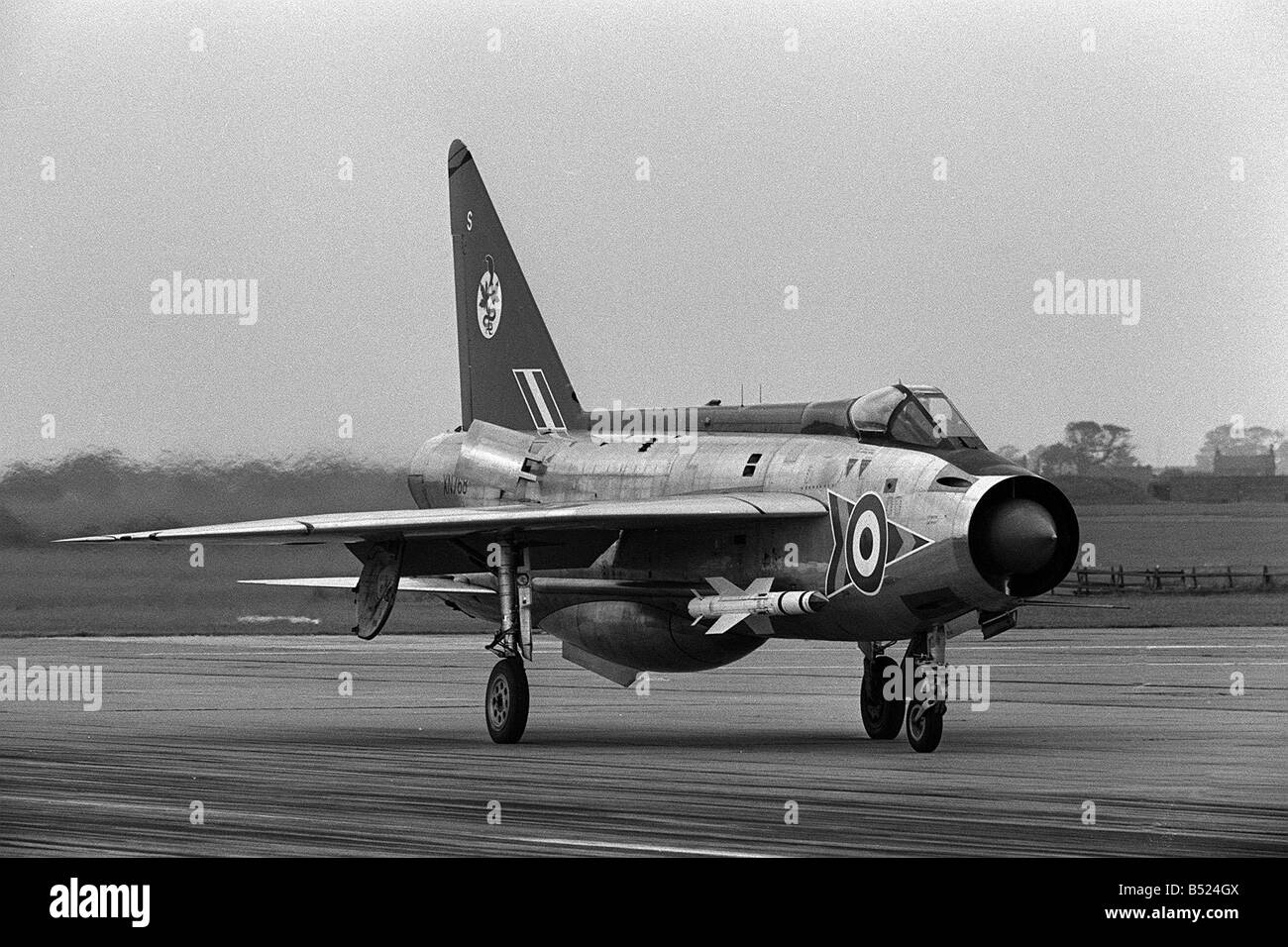 Aircraft English Electric BAC Lightning F2 August 1964 XN768 S of 92 Sqd Royal Air Force taxiing back to its hangar at RAF Leconfield after practising formation flying for the Paris Air Show Stock Photo