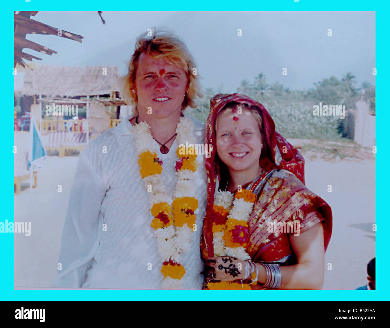 TONY 42 AND LARISA 22 CAPLIN HAVE MARRIED EACH OTHER 3 TIMES THEY MARRIED IN NOV 2005 COLLECTS OF THE SECOND WEDDING IN GOA INDIA A HINDU WEDDING 12 JAN 2006 Stock Photo