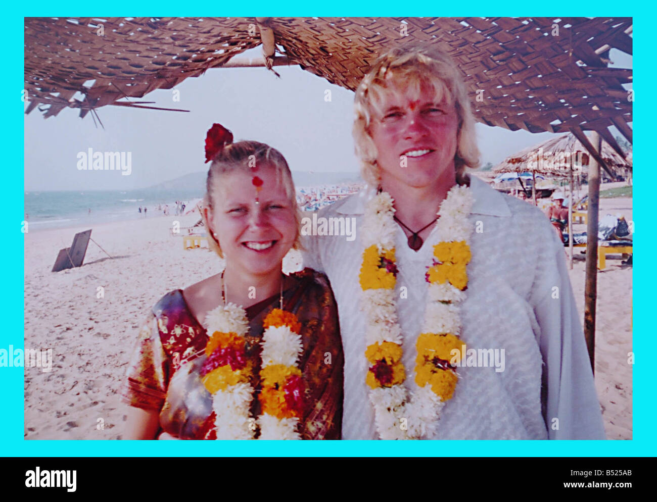 TONY 42 AND LARISA 22 CAPLIN HAVE MARRIED EACH OTHER 3 TIMES THEY MARRIED IN NOV 2005 COLLECTS OF THE SECOND WEDDING IN GOA INDIA A HINDU WEDDING 12 JAN 2006 Stock Photo