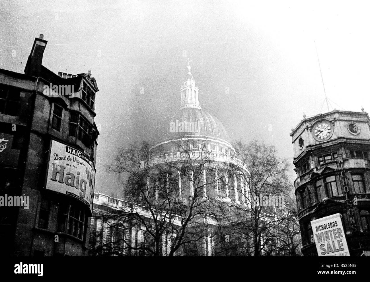 St Paul s Cathedral London during the Blitz 1940 WW2 Stock Photo