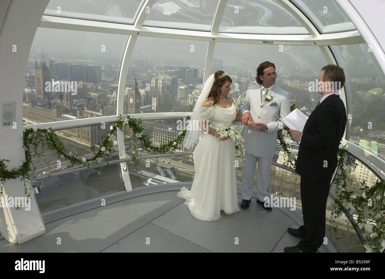 Simon Stapleton 31May 2001 And Dawn Bottomley 26 who married today in the first ever British Airways London Eye Wedding with Registrar Richard Edwards Stock Photo