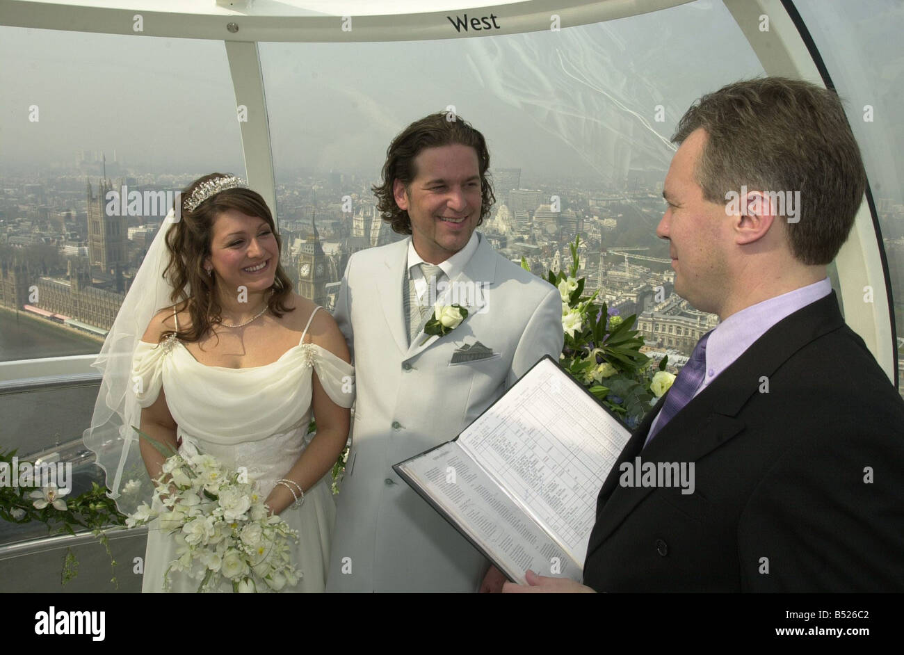 Simon Stapleton 31 and Dawn Bottomley 26 May 2001 who married today in the first ever British Airways London Eye Wedding with Registrar Richard Edwards Stock Photo