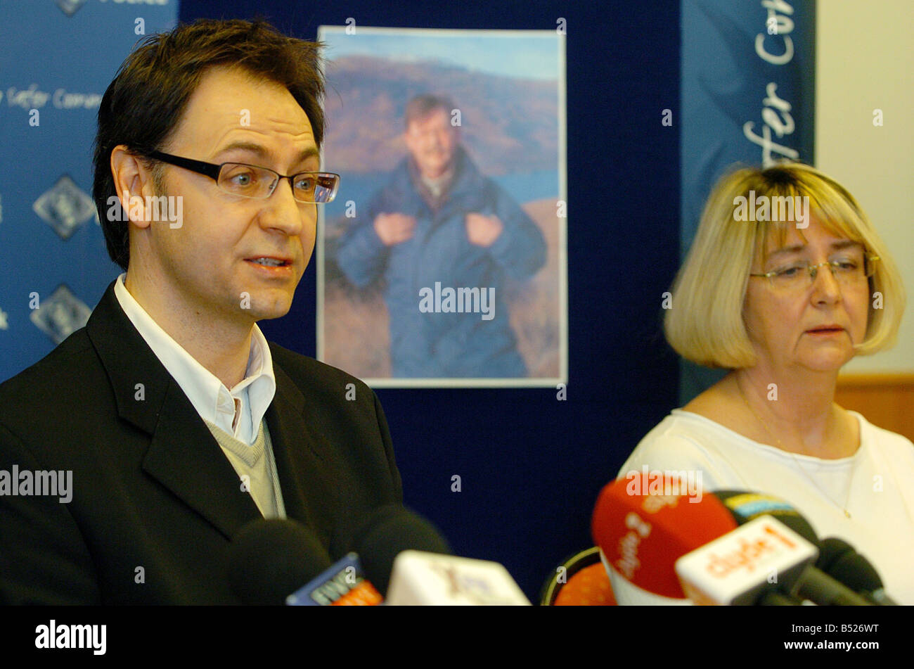 Stewart Ramsay with Linda Hodge February 2006 brother and sister of abducted accountant Andrew Ramsay in glasgow for a police press conference Stock Photo