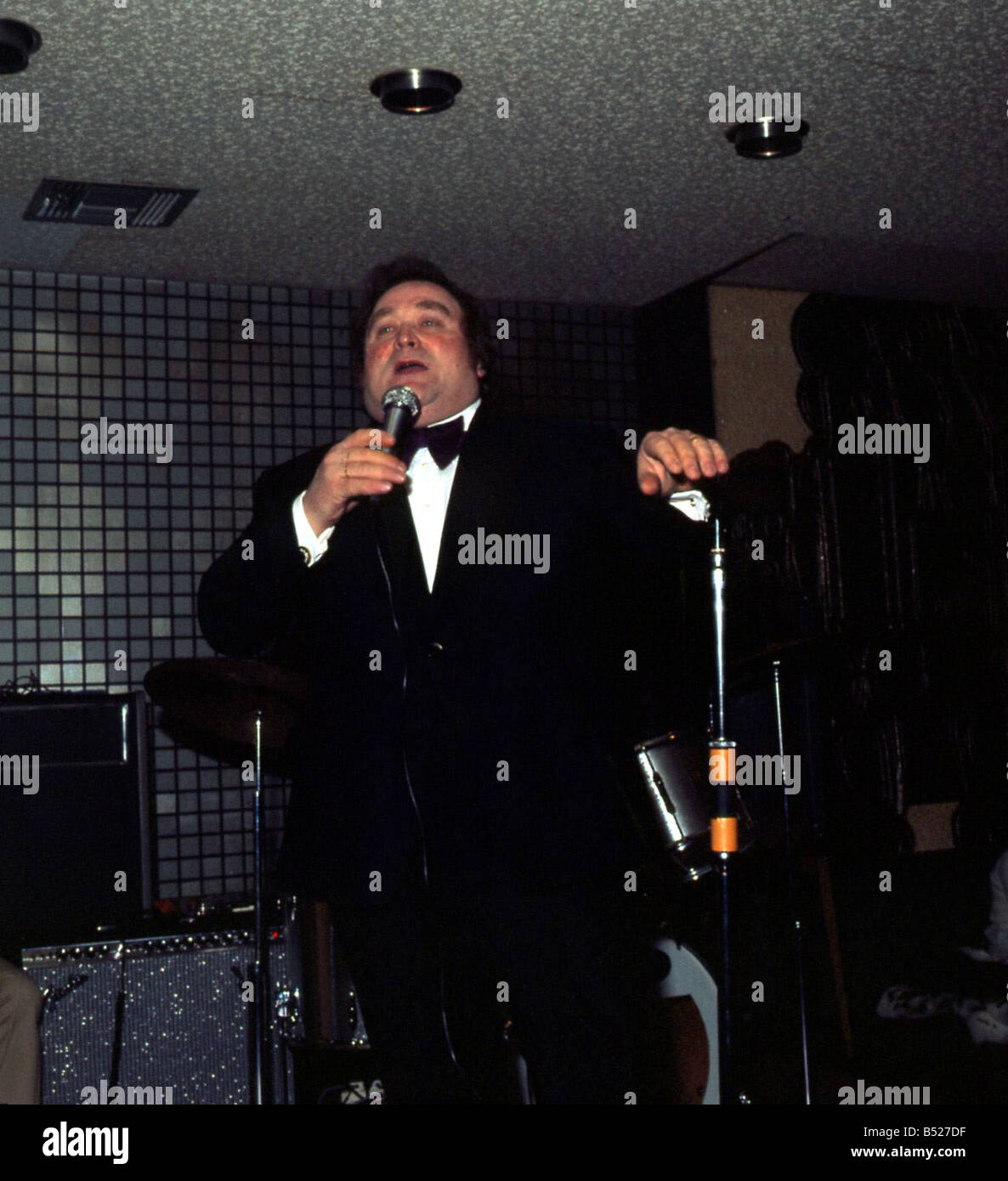Bernard Manning on stage with microphone August 1981 Stock Photo Alamy
