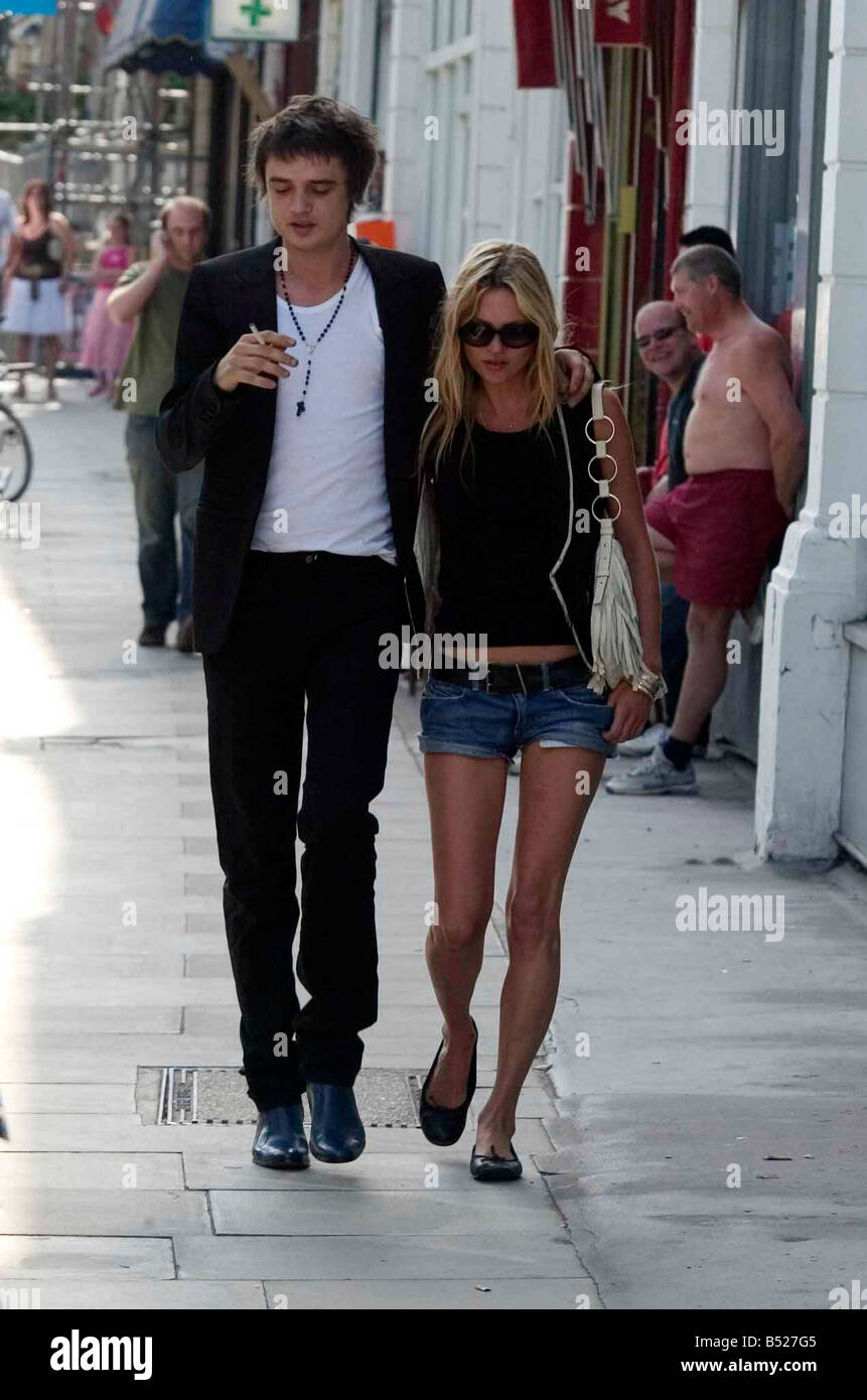 primrose hill london pete doherty and kate moss leave a lemonia after lunch today  -PICTURE IAN VOGLER Stock Photo