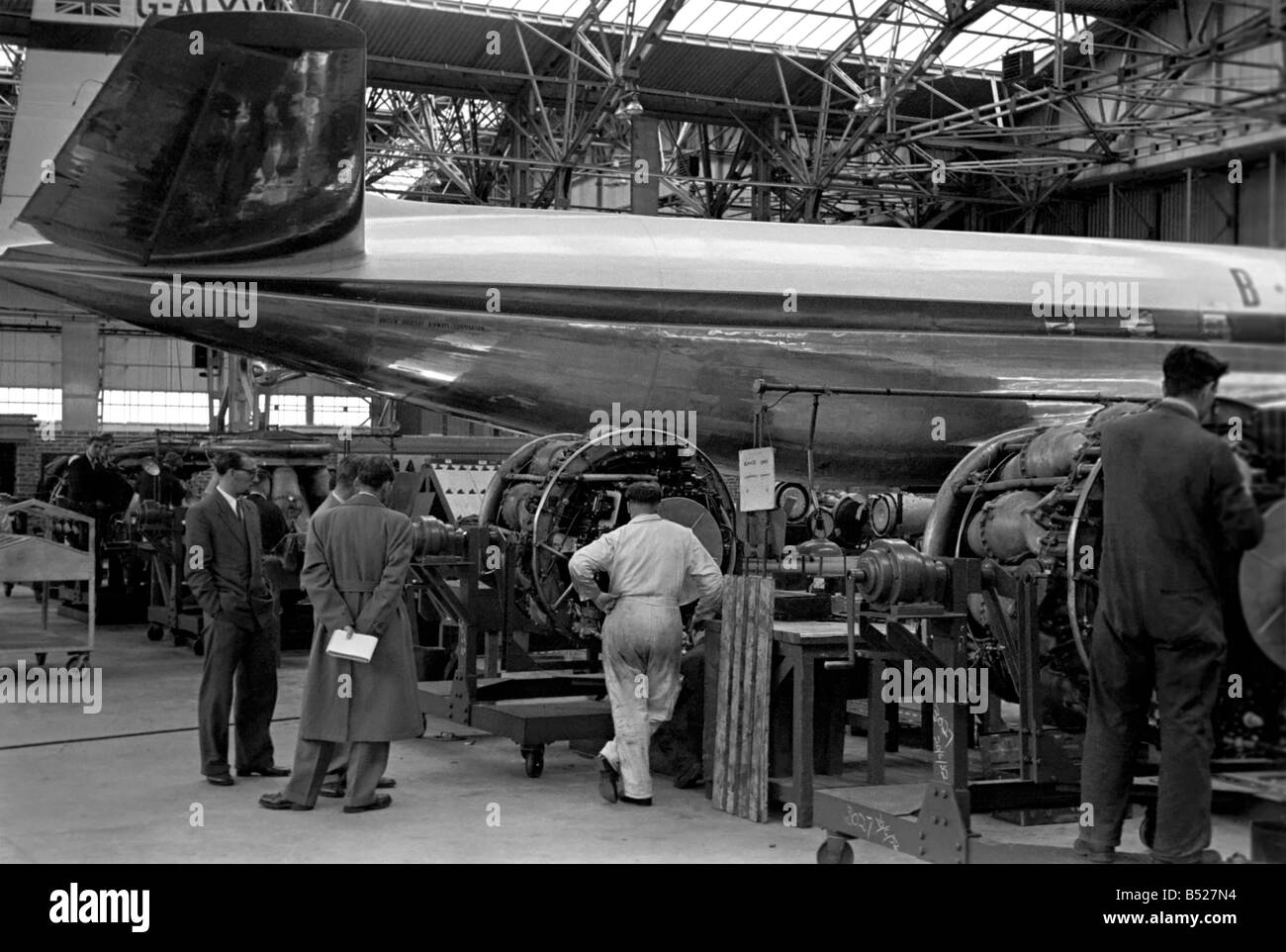 BOAC Mechanics servicing the engines of the Comet airliners at Heathrow airport. July 1952 C3467-001 Stock Photo