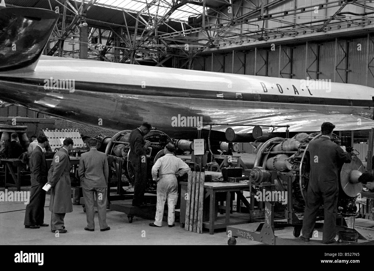 BOAC Mechanics servicing the engines of the Comet airliners at Heathrow airport. July 1952 C3467-001 Stock Photo