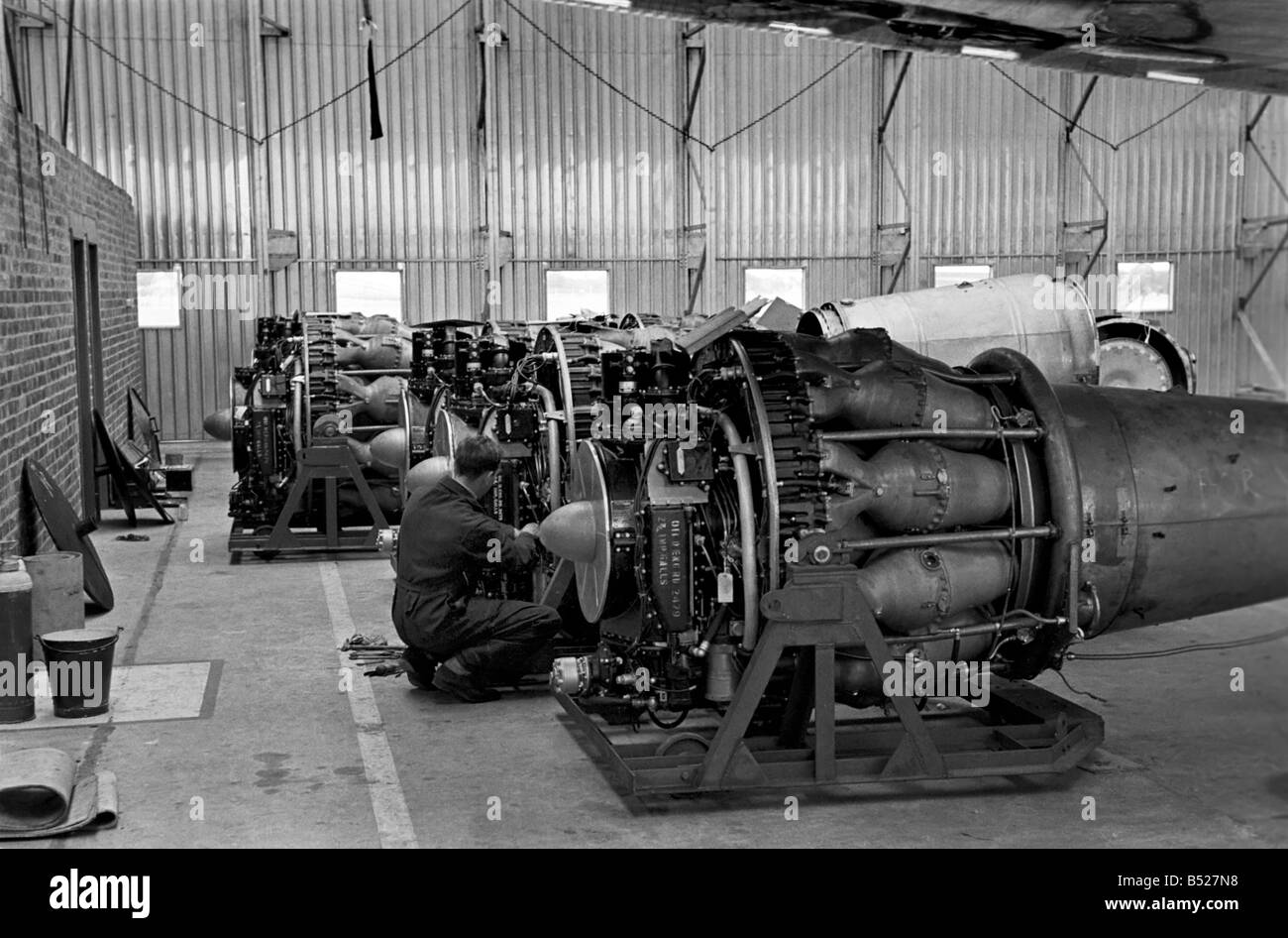 BOAC Mechanics servicing the engines of the Comet airliners at Heathrow airport. July 1952 C3467-001 Stock Photo