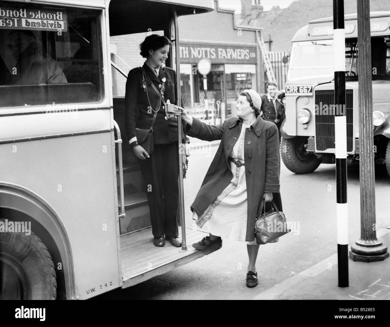 Public Transport Buses. Woman thanks helpful conductoress with a  cheerful goodbye on a Worksop bus. May 1953 D2672-001 Stock Photo