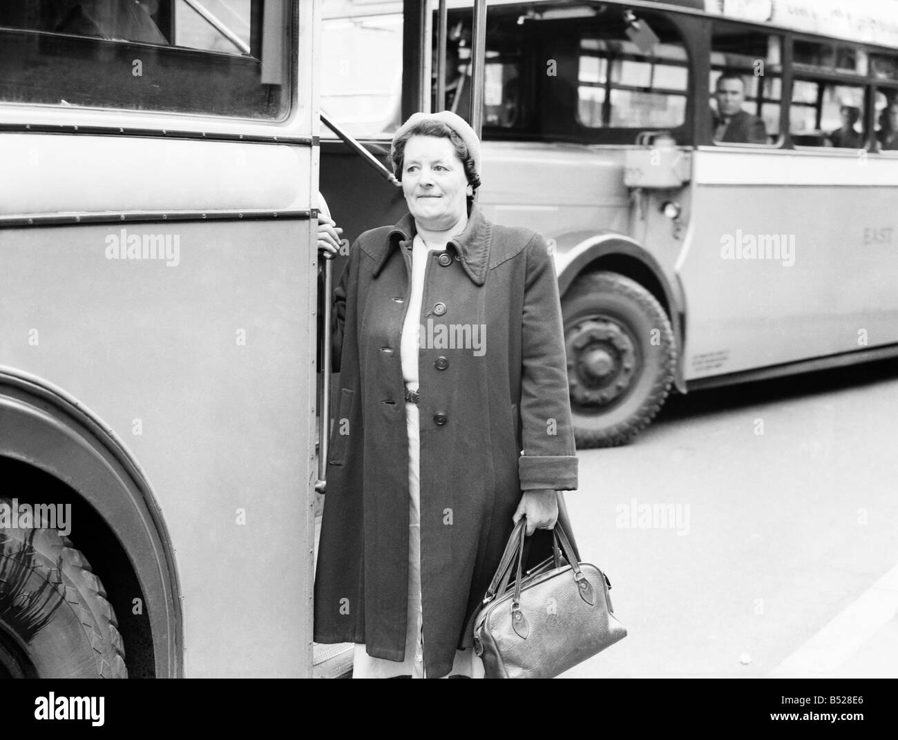 Public Transport Buses. Woman thanks helpful conductoress with a  cheerful goodbye on a Worksop bus. May 1953 D2672-002 Stock Photo