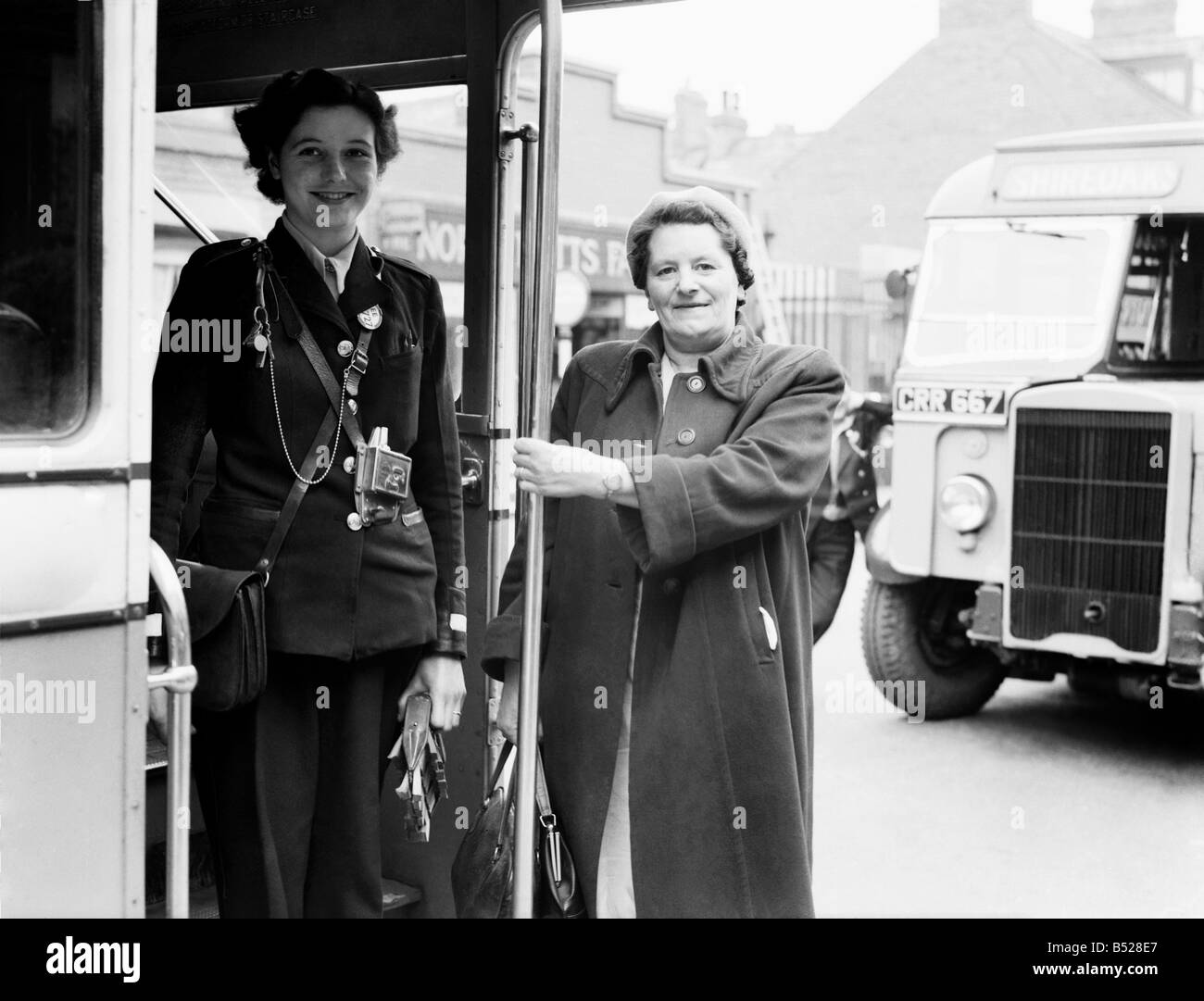 Public Transport Buses. Woman thanks helpful conductoress with a  cheerful goodbye on a Worksop bus. May 1953 D2672 Stock Photo