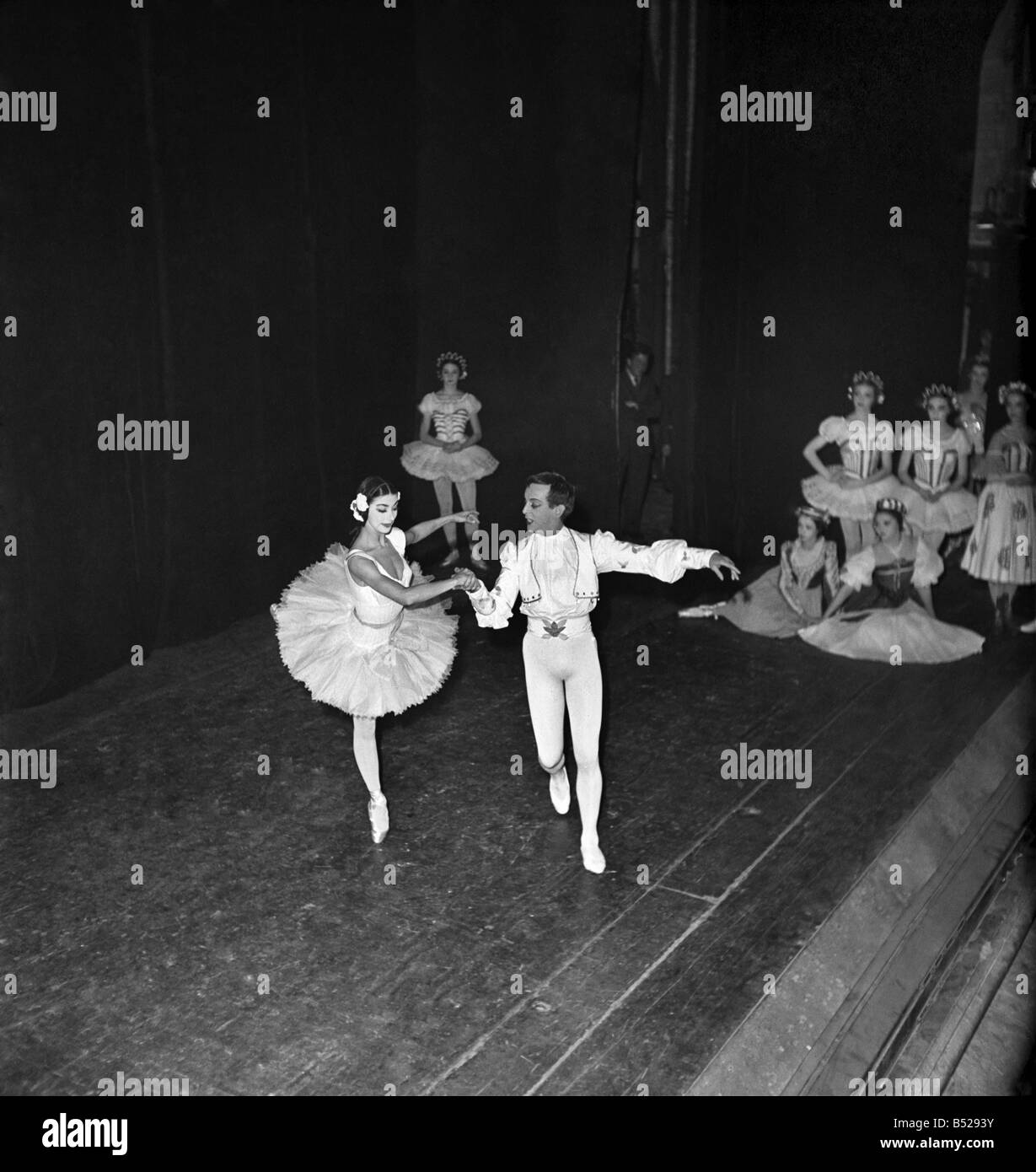 1950s BRUNETTE BALLERINA WEARING TUTU STANDING EN POINTE BEFORE STAGE  CURTAIN LOOKING AT CAMERA HANDS ON HIPS - d2445 HAR001 HARS JOY LIFESTYLE  FEMALES JOBS HEALTHINESS COPY SPACE FULL-LENGTH LADIES PERSONS ENTERTAINMENT