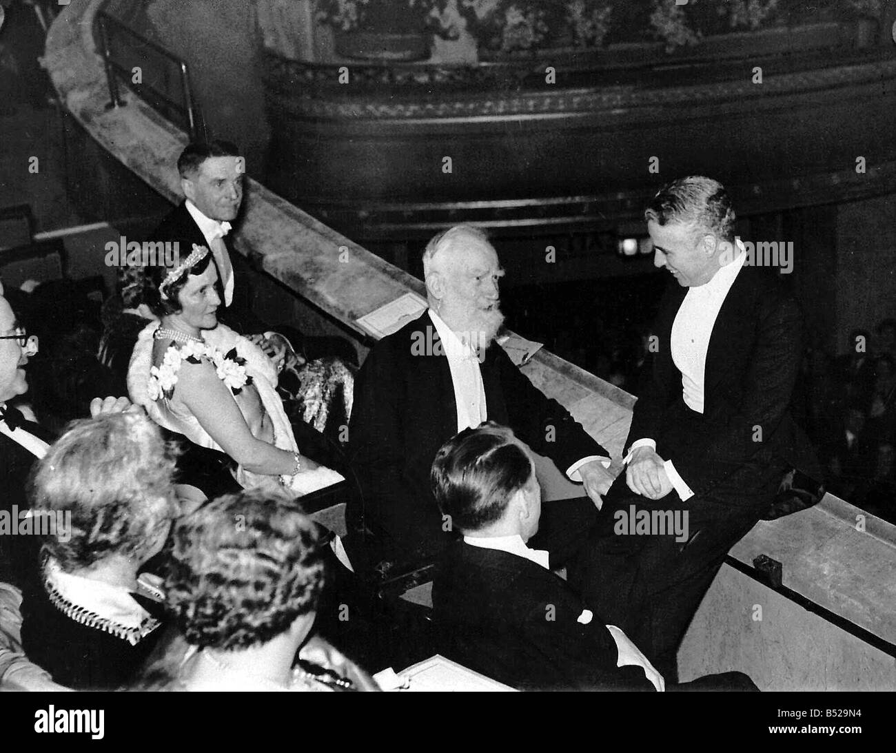 Charlie Chaplin Feb 1931 seen here with George Bernard Shaw and Lady Nancy Astor at the Dominion Theatre London for the premier Stock Photo