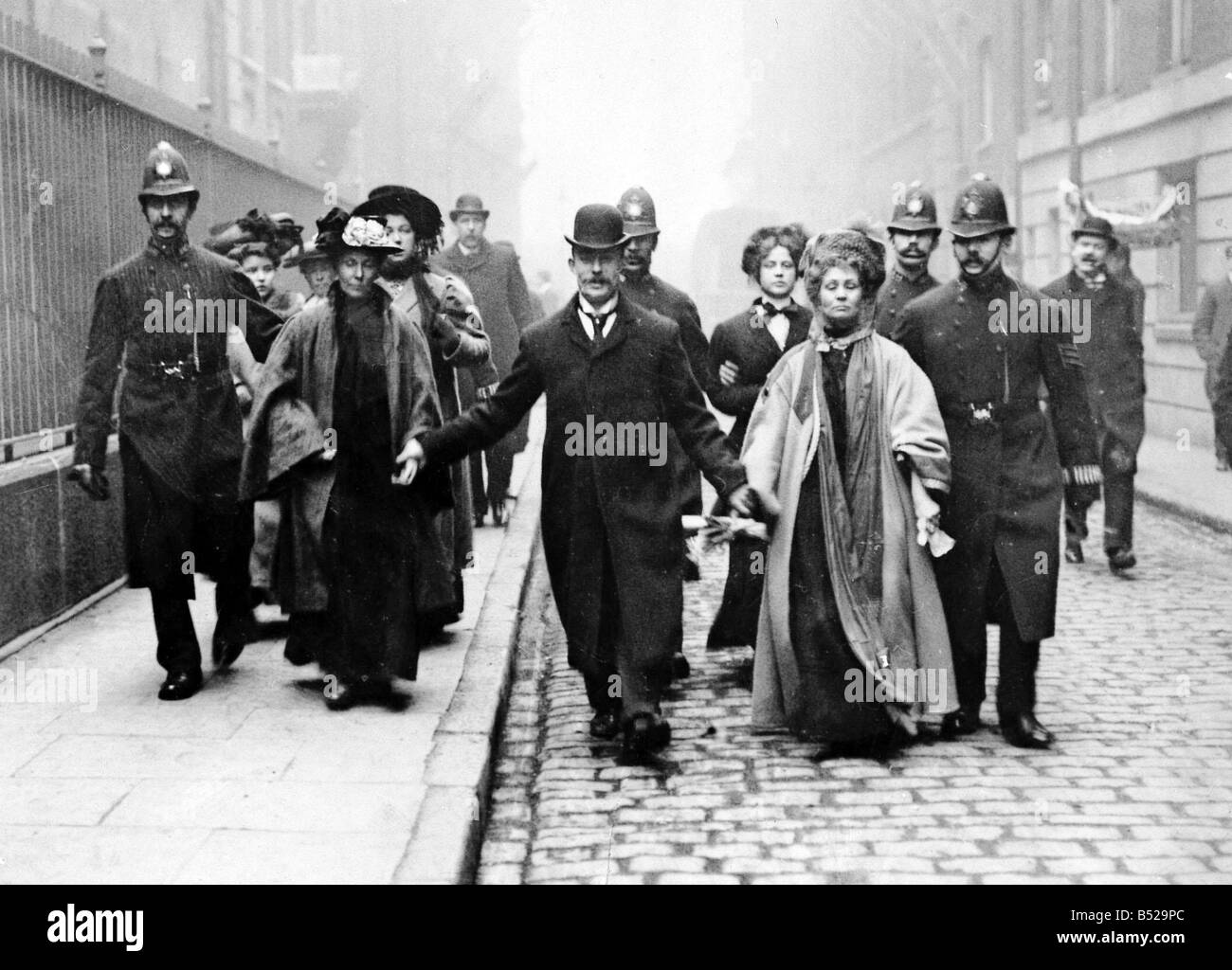 Mrs Emmeline Pankhurst Under Arrest circ 1910 being escorted by Police Officers Suffragettes Womens Rights Movement 1910s Stock Photo