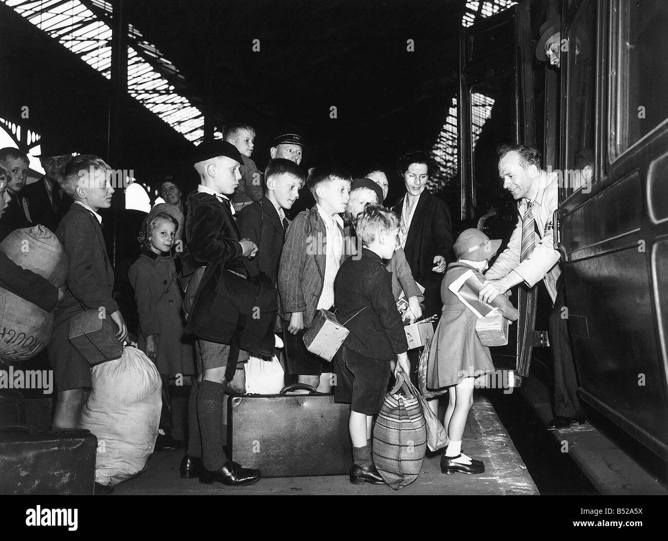 War Evacuees leaving Euston Station 1939 Stock Photo