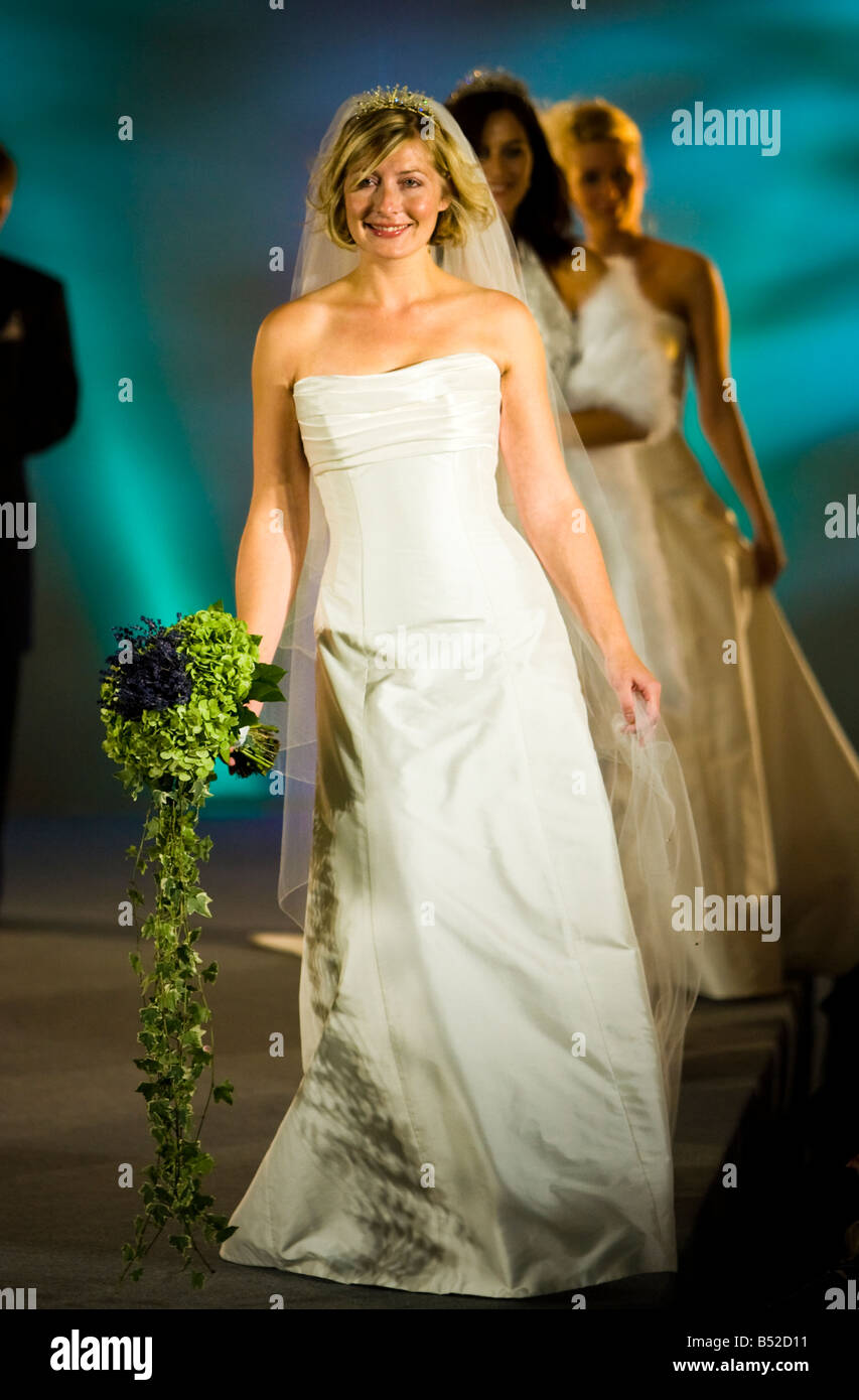 Bridal models hi-res stock photography and images - Alamy, image size:853x1390