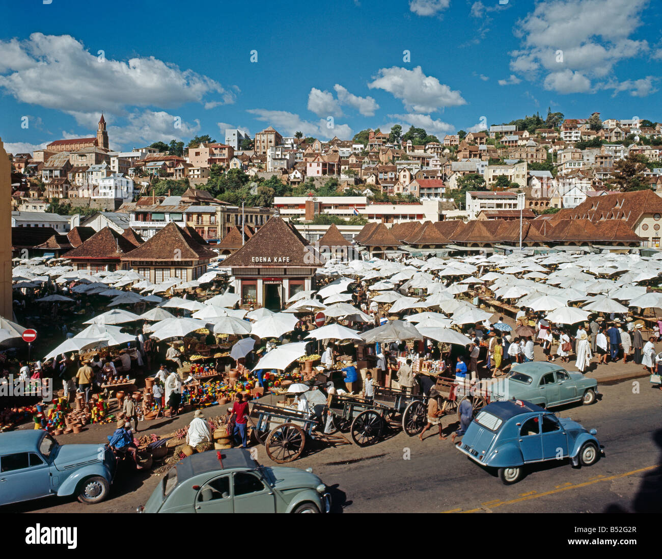 marche madagascar parasol tananarive stalls at market town of antananarivo  madagascar antananarivo Ausstellung Autofrei bazaar b Stock Photo - Alamy