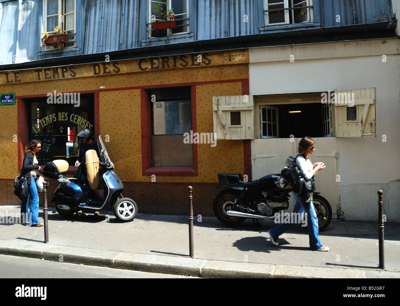 Paris Le Marais facade de restaurant et passants dans la rue du petit musc Stock Photo