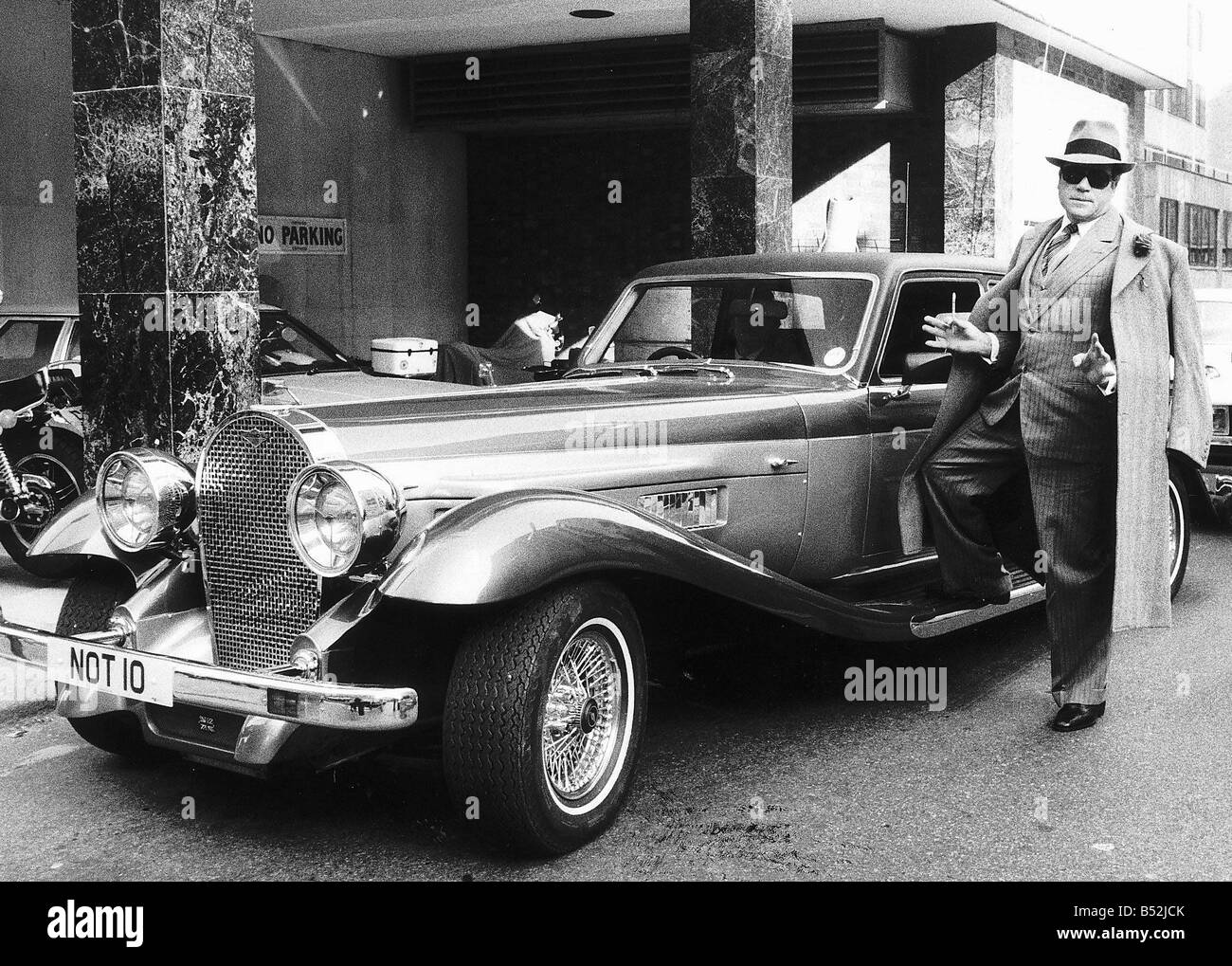 Oliver Reed with his Panther de Ville car in 1979 Stock Photo