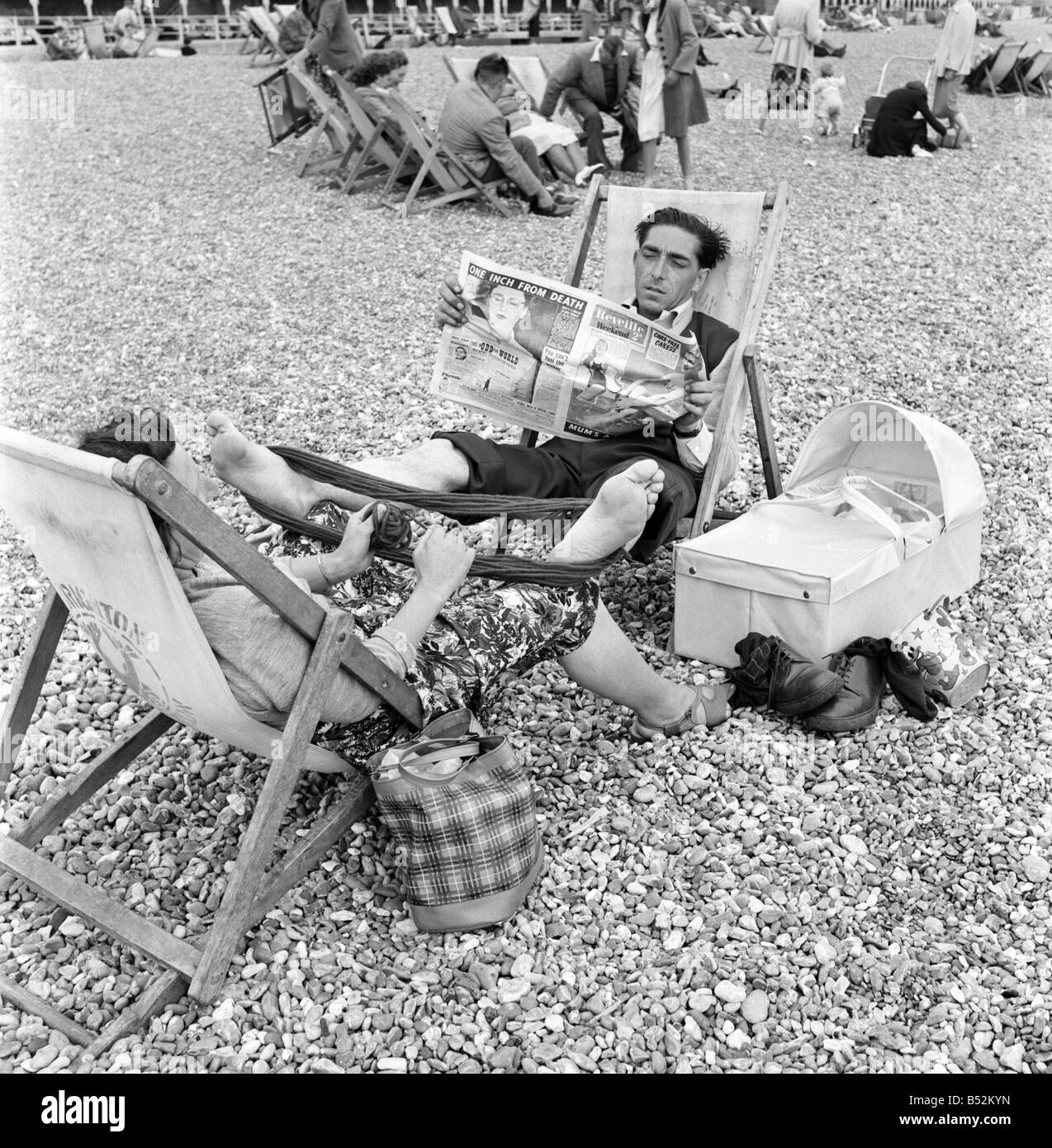 1950s family on beach hi-res stock photography and images - Alamy