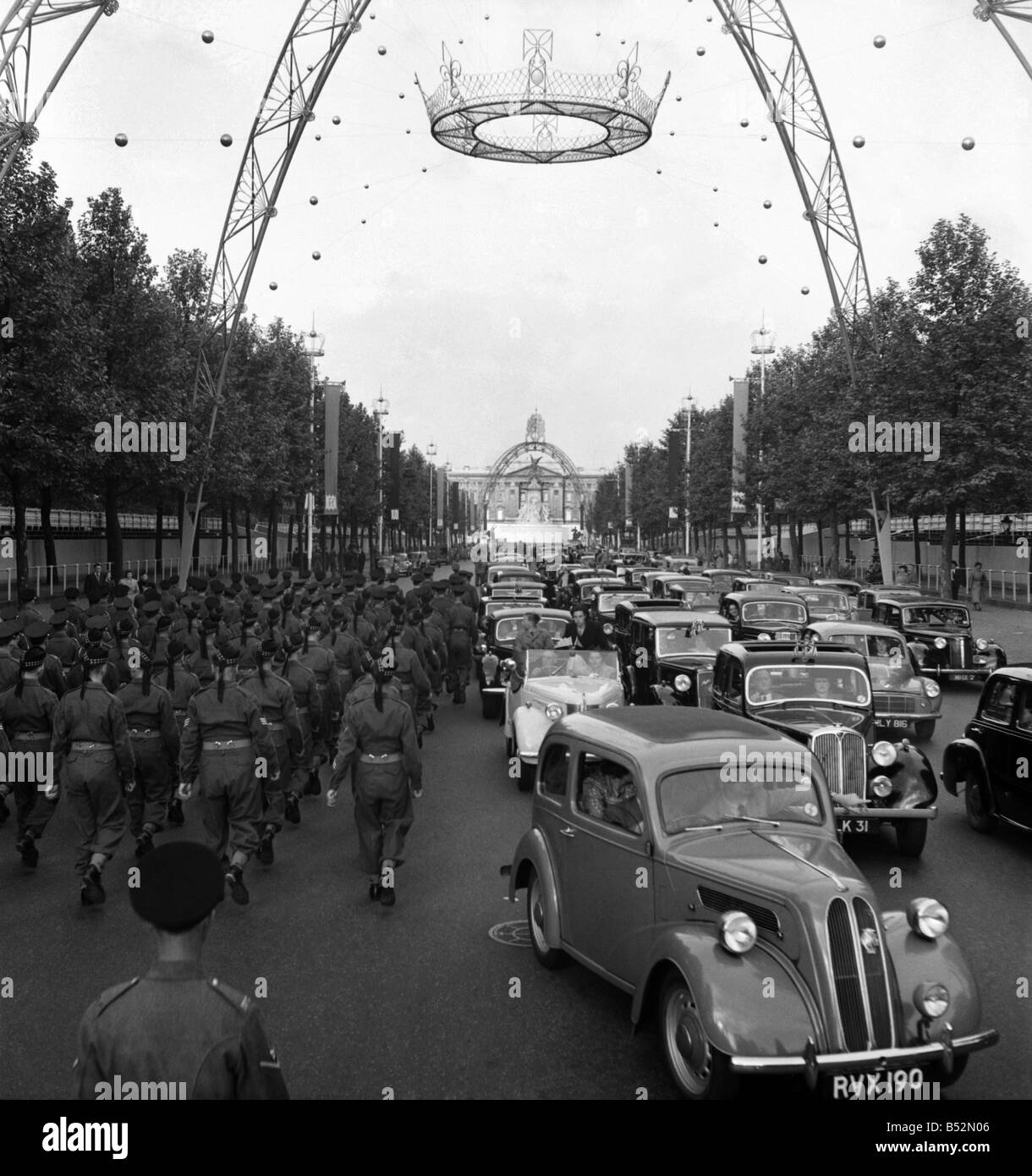 Coronation rehearsal 1953. Even at 6 am the mall was choked with private cars, edging forward bumper to bumper. Occasional squards block along the whole procession route. There were very few pedestrians sightseers at this hour. June 1953 D2876 Stock Photo